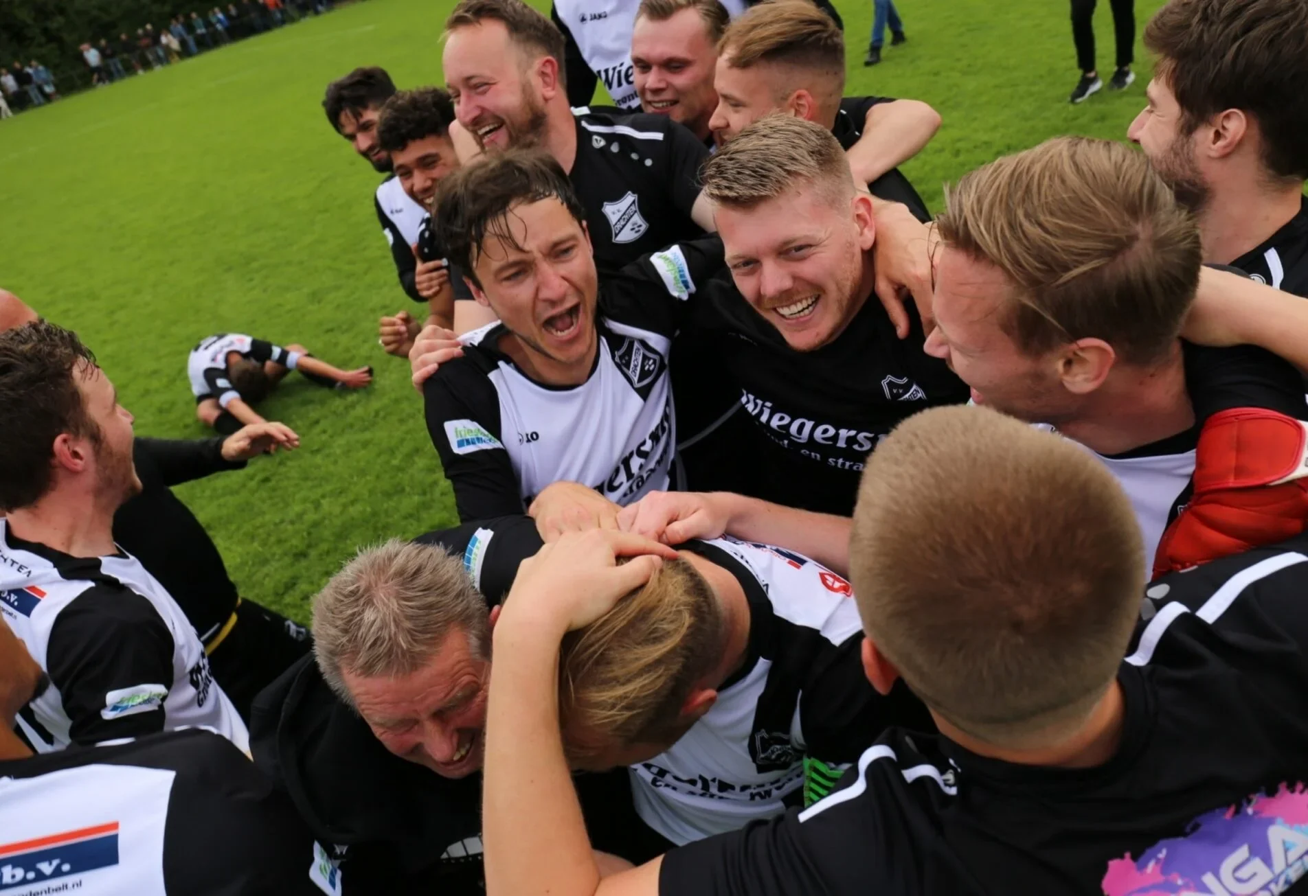 Samen juichen na de overwinning e1751455249745