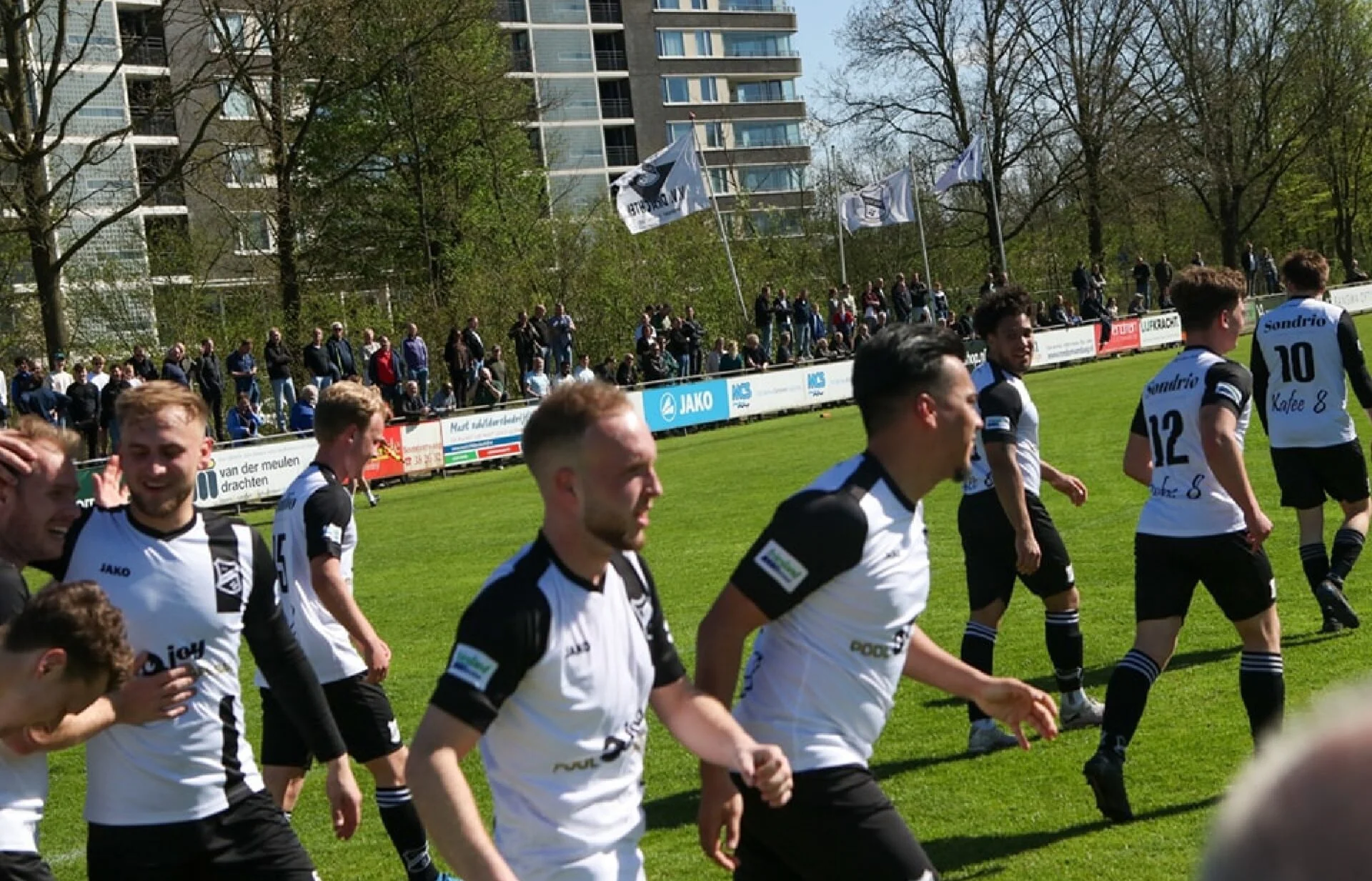Supporters vieren feest langs de lijn
